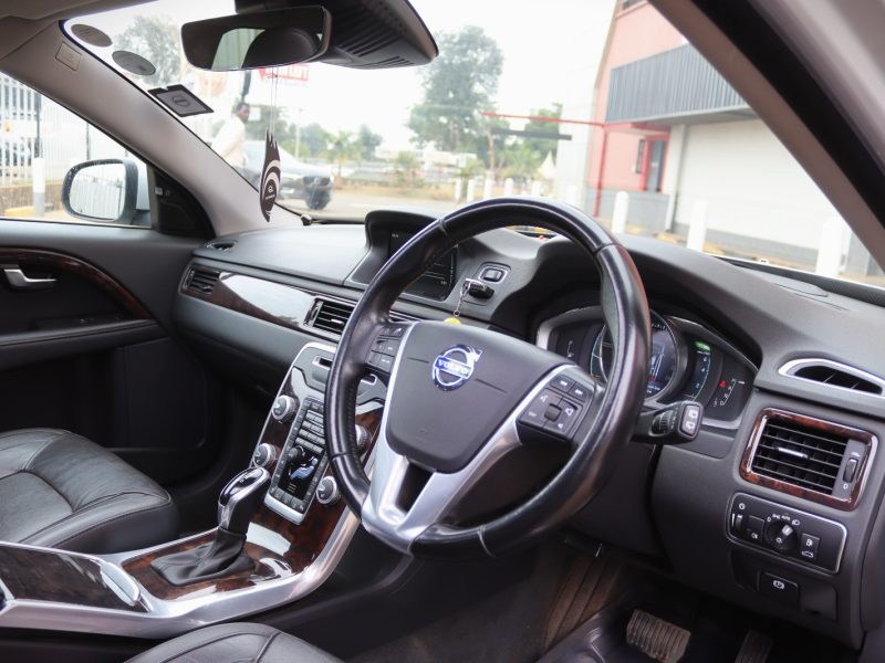 2015 VOLVO V70 T5