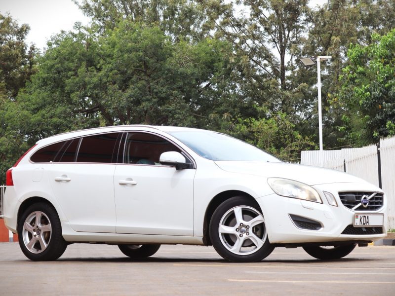 2013 VOLVO V60 T4 WHITE