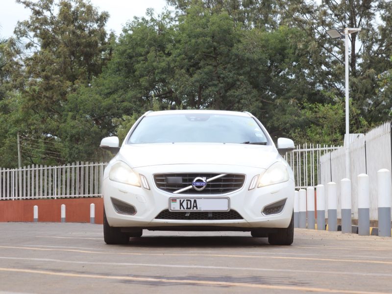 2013 VOLVO V60 T4 WHITE