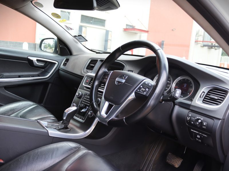 2013 VOLVO V60 T4 WHITE
