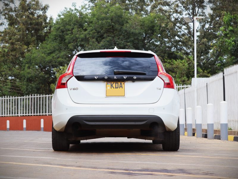 2013 VOLVO V60 T4 WHITE