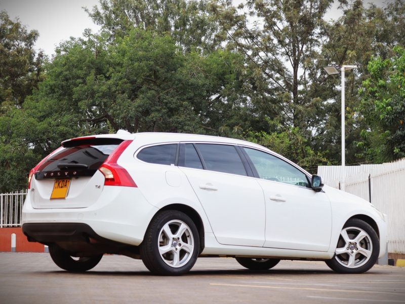 2013 VOLVO V60 T4 WHITE