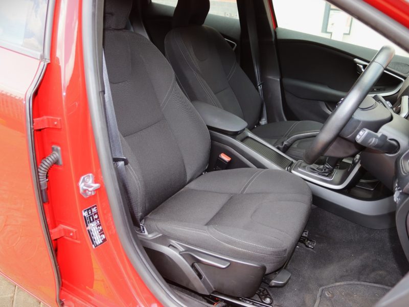 🚗 2018 Volvo V40 T3 - Sleek, Safe & Turbocharged