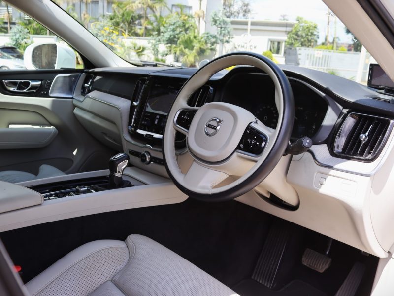 ❄️ Elegant & Powerful: 2018 Volvo XC60 D4 White