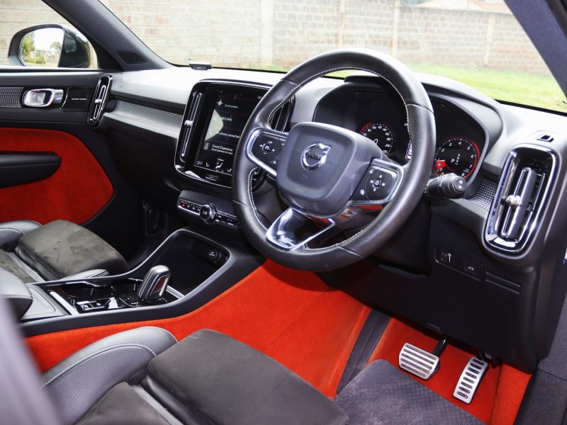 2018 Volvo XC40 R-Design with Sunroof – A Bold Statement of Luxury and Performance 🌟🚘
