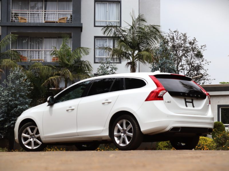 🚘 2018 Volvo V60 D4 White – Scandinavian Elegance on Wheels