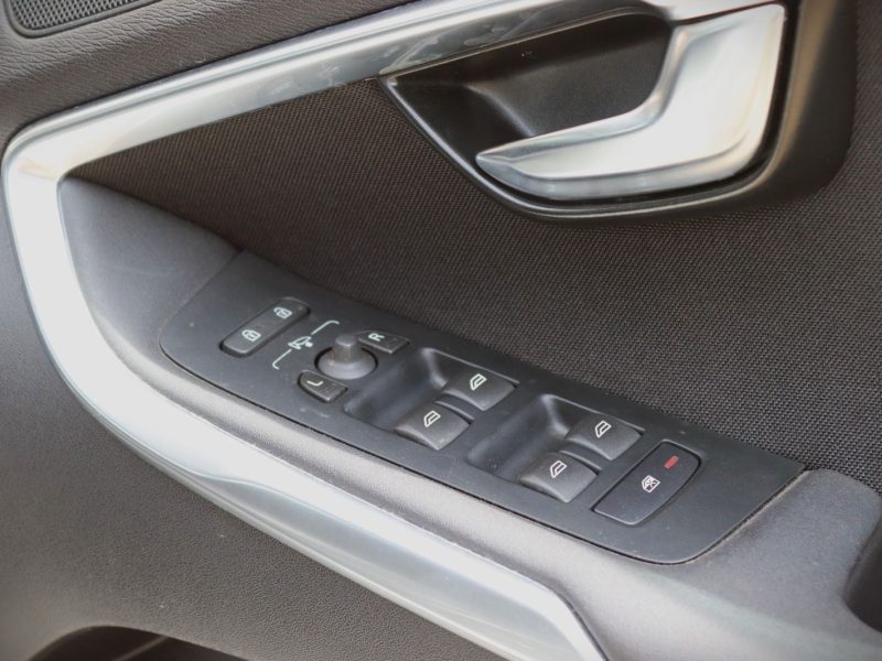 2018 Volvo V40 T3 – Sleek White Hatchback | Scandinavian Elegance with Modern Power 🚗✨