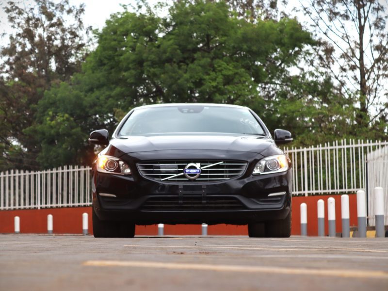 🚘 Sleek 2017 Black Volvo V60 D4 – Luxury Meets Performance