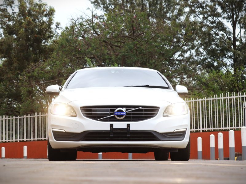 🚗 Volvo S60 D4 – 2017 – White | Executive Luxury Sedan