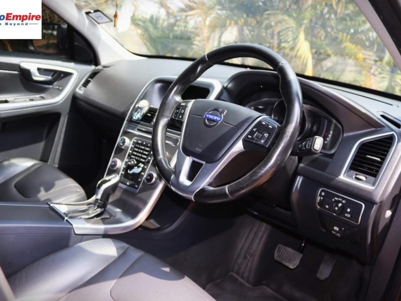 🚙 Volvo XC60 T5 – Silver – YOM 2014