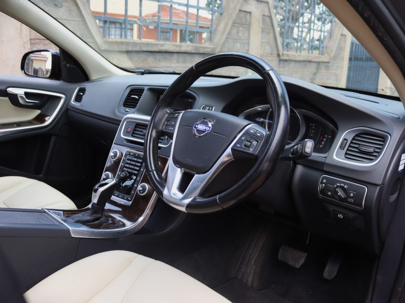 🚙 2018 Volvo V60 Cross Country – Adventure Meets Luxury 🌍