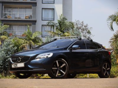 πΉ 2017 Volvo V40 β Dynamic Hatchback in Blue π