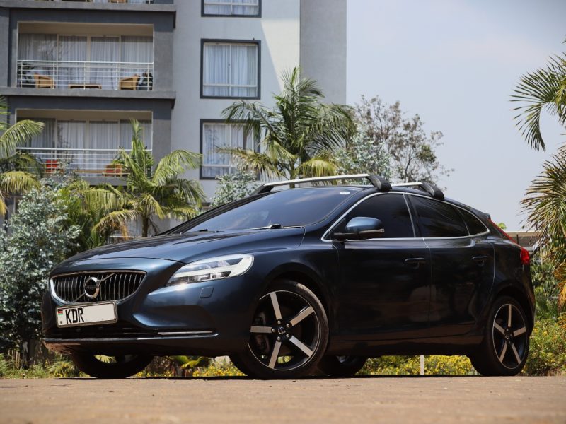 🔹 2017 Volvo V40 – Dynamic Hatchback in Blue 💙