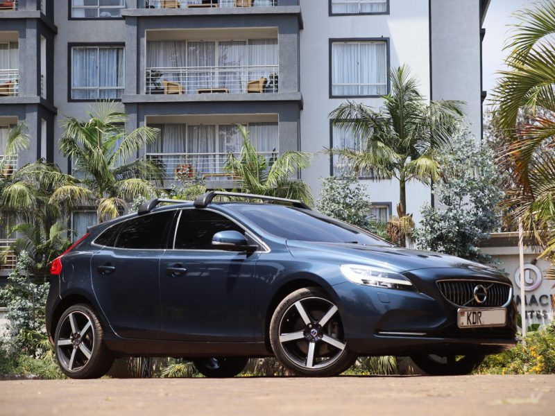 🔹 2017 Volvo V40 – Dynamic Hatchback in Blue 💙
