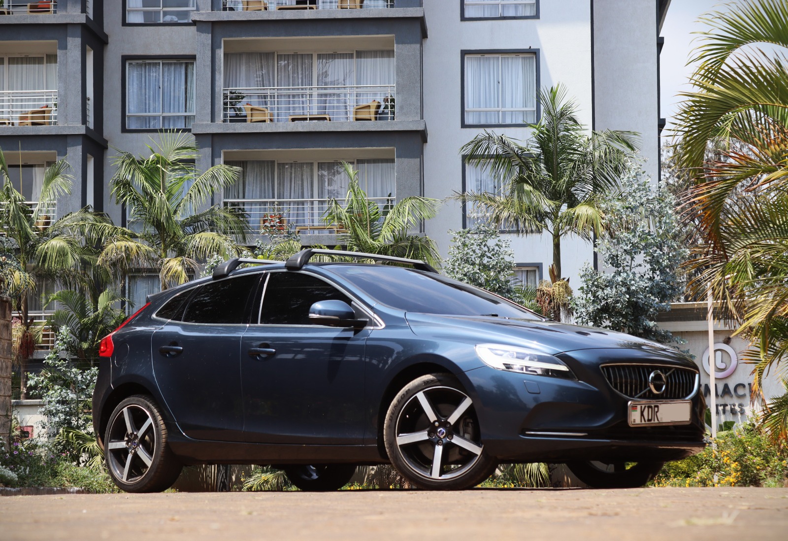 🔹 2017 Volvo V40 – Dynamic Hatchback in Blue 💙 - VolvoShop