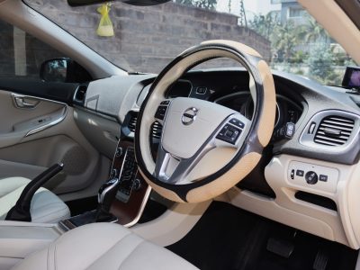 πΉ 2017 Volvo V40 β Dynamic Hatchback in Blue π