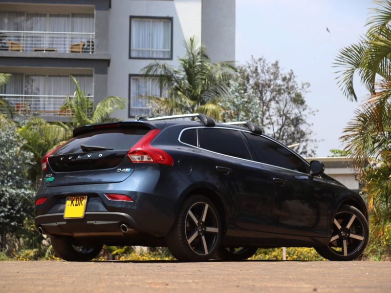 🔹 2017 Volvo V40 – Dynamic Hatchback in Blue 💙