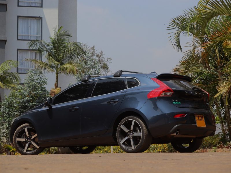 🔹 2017 Volvo V40 – Dynamic Hatchback in Blue 💙