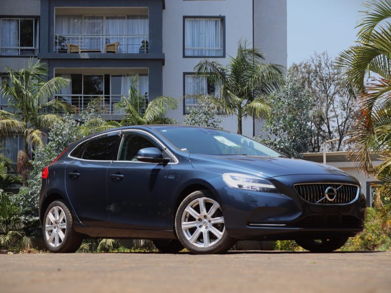 2018 Volvo V40 T3 Blue – Premium Hatchback with Scandinavian Style & Performance