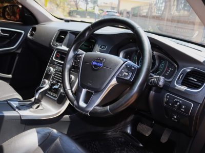 2014 Volvo V60 T4 Black β Scandinavian Luxury in a Sleek Estate