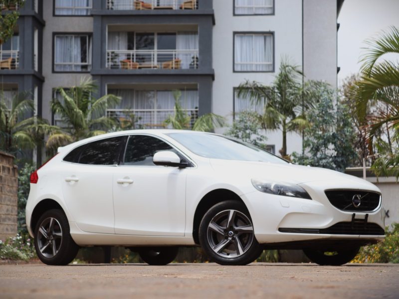 🌟 2018 Volvo V40 T4 – Sleek White Hatchback | KDK Plate | Luxury Meets Everyday Practicality