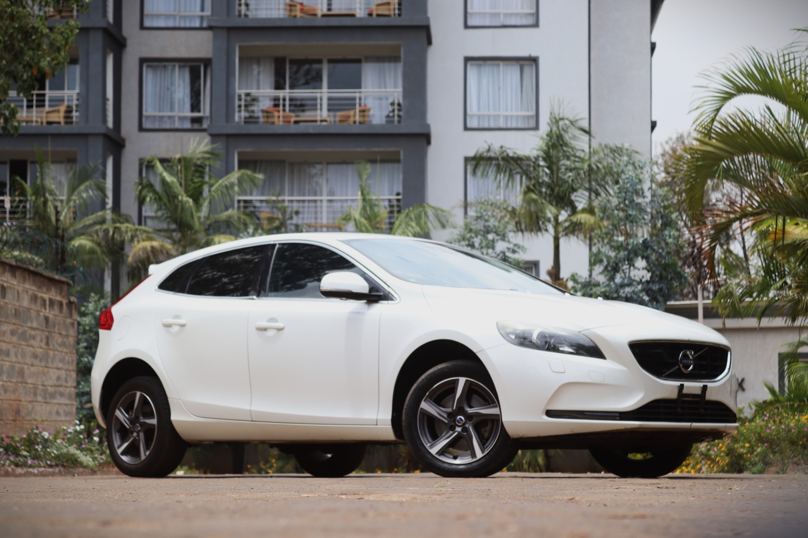 🌟 2018 Volvo V40 T4 – Sleek White Hatchback | KDK Plate | Luxury