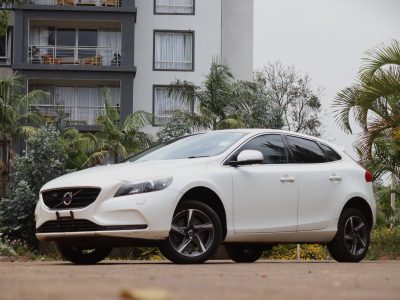 π 2018 Volvo V40 T4 β Sleek White Hatchback | KDK Plate | Luxury Meets Everyday Practicality