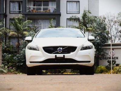 π 2018 Volvo V40 T4 β Sleek White Hatchback | KDK Plate | Luxury Meets Everyday Practicality