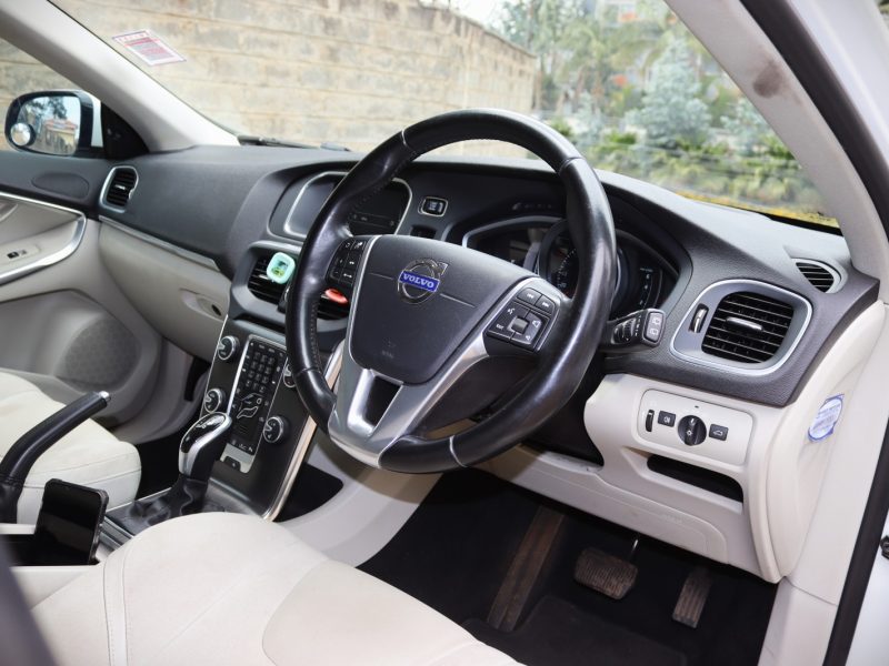 🌟 2018 Volvo V40 T4 – Sleek White Hatchback | KDK Plate | Luxury Meets Everyday Practicality
