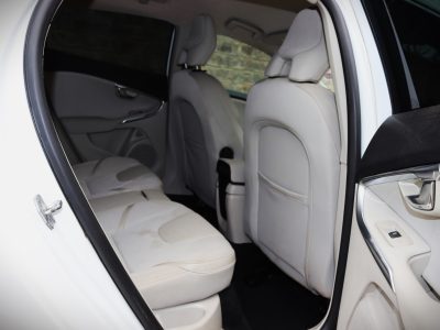 π 2018 Volvo V40 T4 β Sleek White Hatchback | KDK Plate | Luxury Meets Everyday Practicality