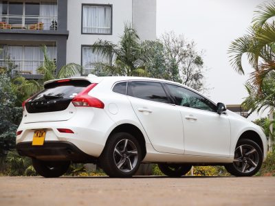 π 2018 Volvo V40 T4 β Sleek White Hatchback | KDK Plate | Luxury Meets Everyday Practicality