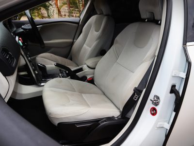 π 2018 Volvo V40 T4 β Sleek White Hatchback | KDK Plate | Luxury Meets Everyday Practicality