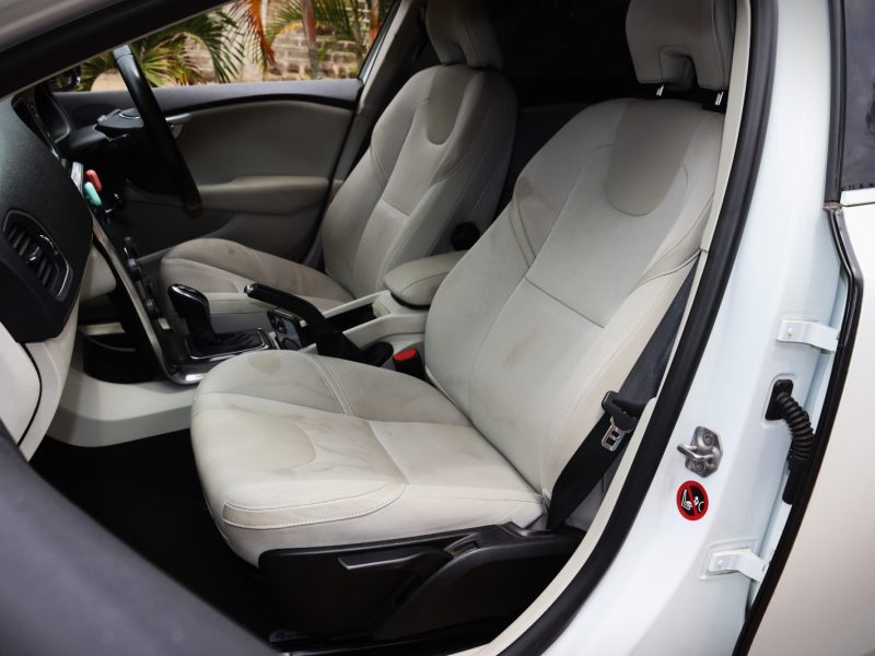🌟 2018 Volvo V40 T4 – Sleek White Hatchback | KDK Plate | Luxury Meets Everyday Practicality