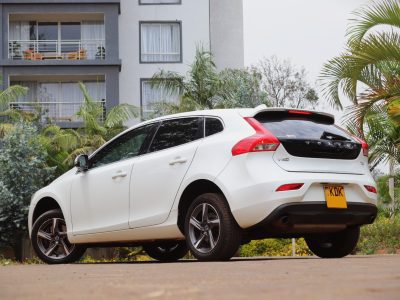 π 2018 Volvo V40 T4 β Sleek White Hatchback | KDK Plate | Luxury Meets Everyday Practicality