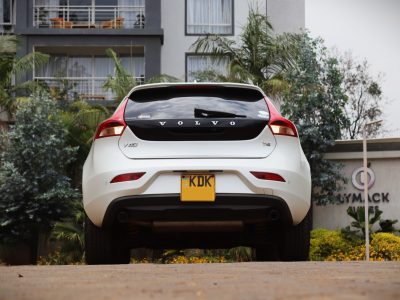 π 2018 Volvo V40 T4 β Sleek White Hatchback | KDK Plate | Luxury Meets Everyday Practicality