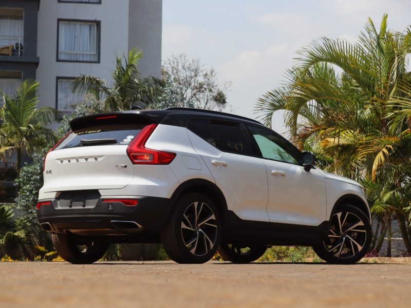 🔥 VOLVO XC40 R-DESIGN T5 2018 – White Elegance, Bold Power! 🤍🚗