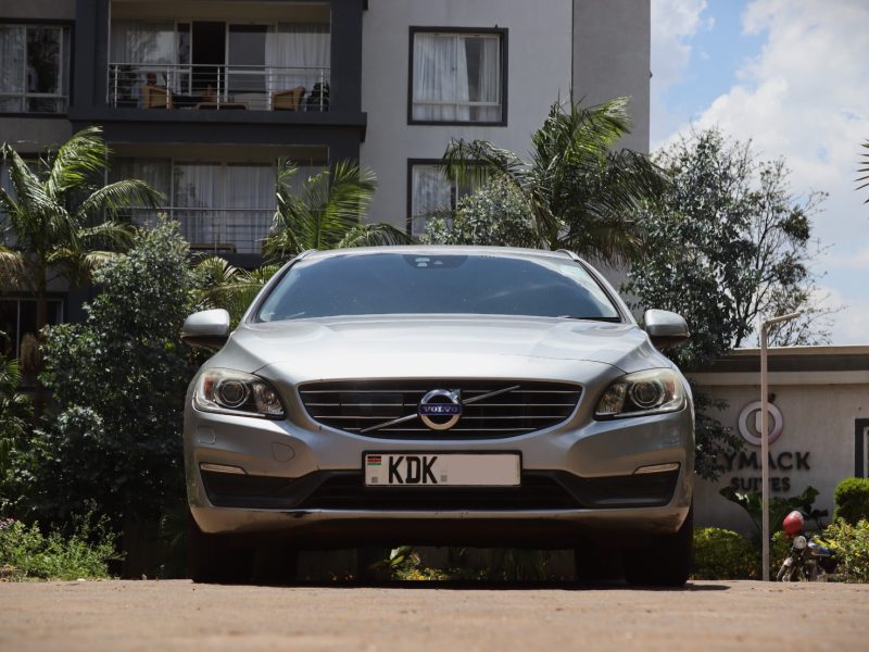đ 2015 VOLVO V60 T4 SILVER | SCANDINAVIAN ELEGANCE MEETS SPORTY PERFORMANCE â¨
