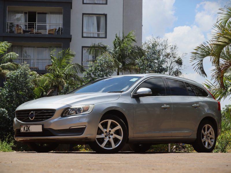 🚗 2015 VOLVO V60 T4 SILVER | SCANDINAVIAN ELEGANCE MEETS SPORTY PERFORMANCE ✨