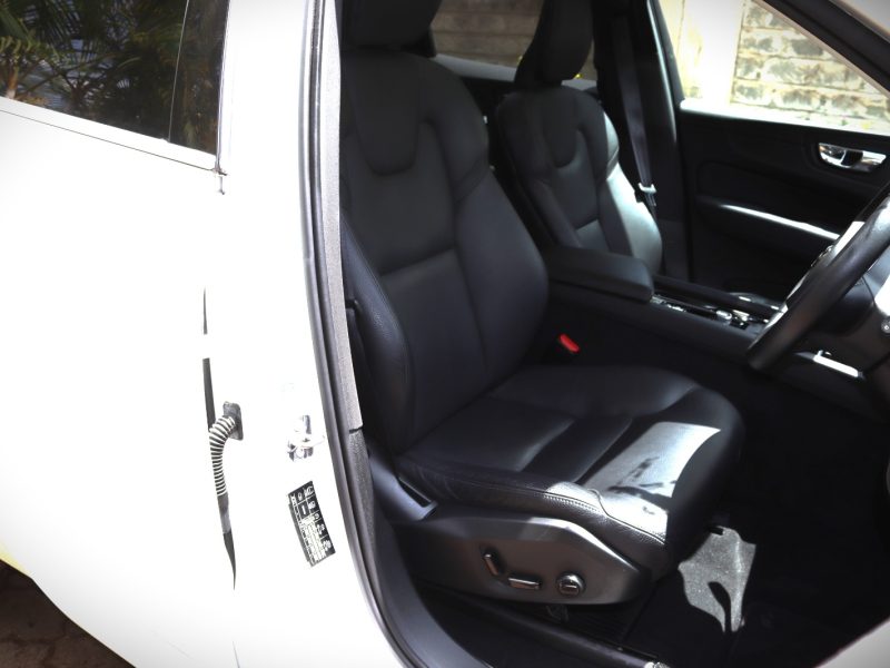 🤍 2019 VOLVO XC60 T5 — ELEGANCE MEETS POWER IN PURE WHITE! 🚙✨