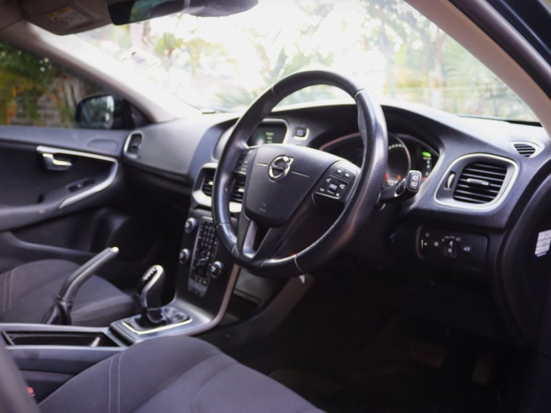 🔵 2017 VOLVO V40 T3 – BLUE | PREMIUM HATCHBACK • TURBO PERFORMANCE • SCANDINAVIAN DESIGN