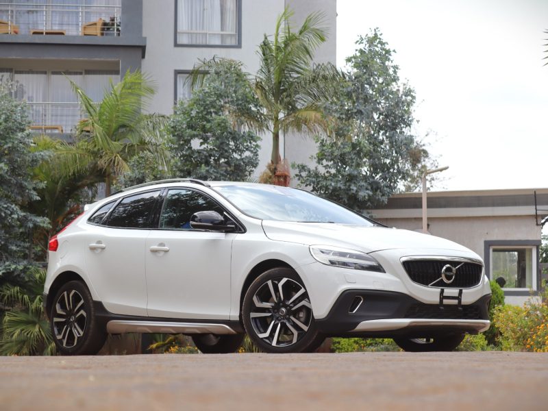 ❄️ VOLVO V40 CROSS COUNTRY D4 – 2018 | Rugged Elegance in Pure White Adventure-Ready • Efficient Diesel Power • Premium Scandinavian Comfort