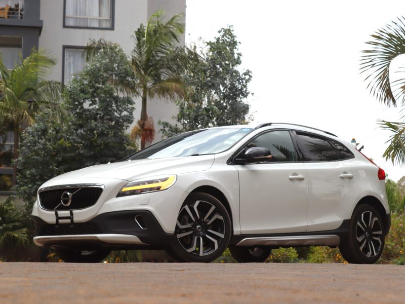 ❄️ VOLVO V40 CROSS COUNTRY D4 – 2018 | Rugged Elegance in Pure White Adventure-Ready • Efficient Diesel Power • Premium Scandinavian Comfort