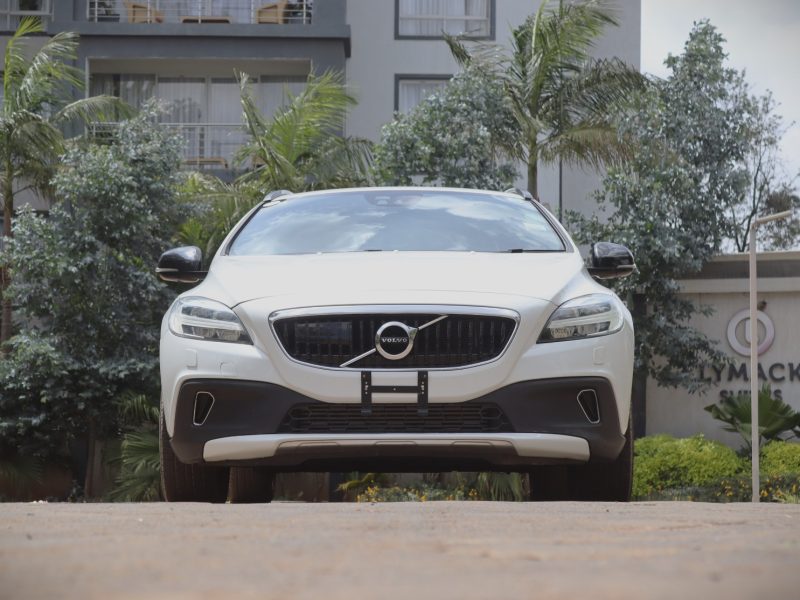 ❄️ VOLVO V40 CROSS COUNTRY D4 – 2018 | Rugged Elegance in Pure White Adventure-Ready • Efficient Diesel Power • Premium Scandinavian Comfort