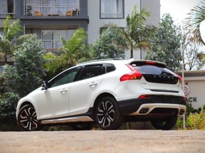 ❄️ VOLVO V40 CROSS COUNTRY D4 – 2018 | Rugged Elegance in Pure White Adventure-Ready • Efficient Diesel Power • Premium Scandinavian Comfort