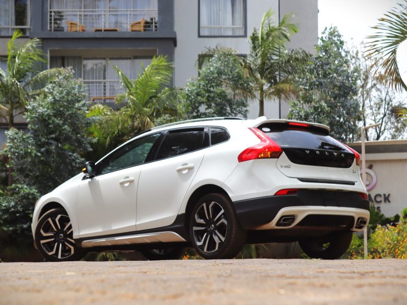 ❄️ VOLVO V40 CROSS COUNTRY D4 – 2018 | Rugged Elegance in Pure White Adventure-Ready • Efficient Diesel Power • Premium Scandinavian Comfort