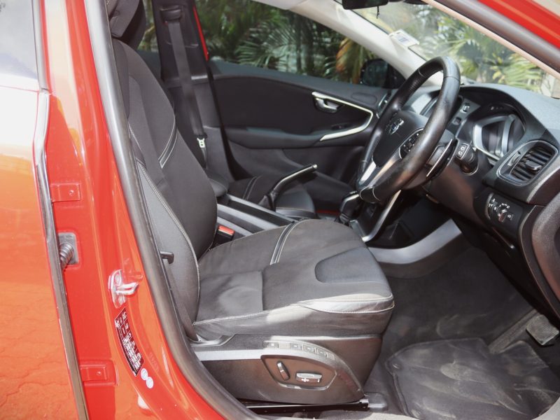 🔥 VOLVO V40 D4 – 2017 | Sporty Red Hatchback with a Powerful 2000CC Diesel Engine Compact Luxury • Dynamic Performance • Eye-Catching Red Finish