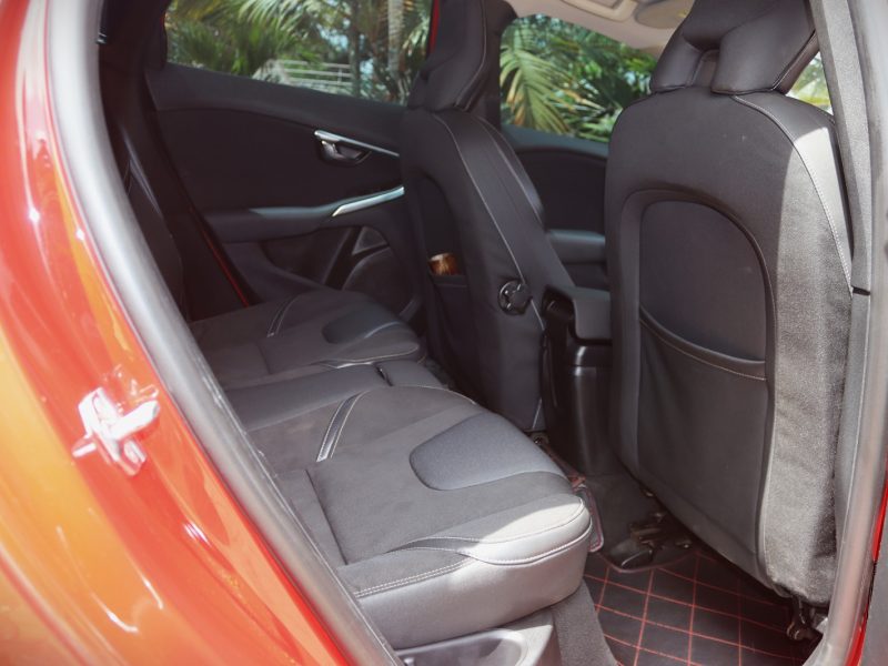 🔥 VOLVO V40 D4 – 2017 | Sporty Red Hatchback with a Powerful 2000CC Diesel Engine Compact Luxury • Dynamic Performance • Eye-Catching Red Finish