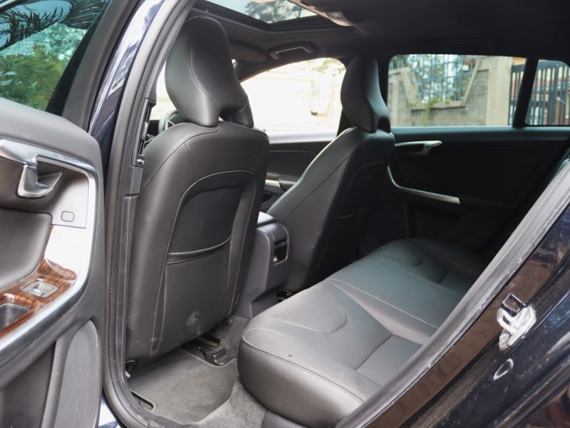 💙 VOLVO V60 – 2018 | Elegant N-Blue Wagon with a Strong 2000CC Diesel Engine Stylish • Practical • Scandinavian Luxury