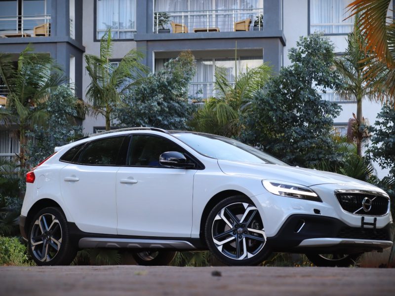 ⚪ 2019 VOLVO V40 CROSS COUNTRY – WHITE | 2000CC DIESEL • AWD-INSPIRED TOUGHNESS • PREMIUM SCANDINAVIAN HATCHBACK