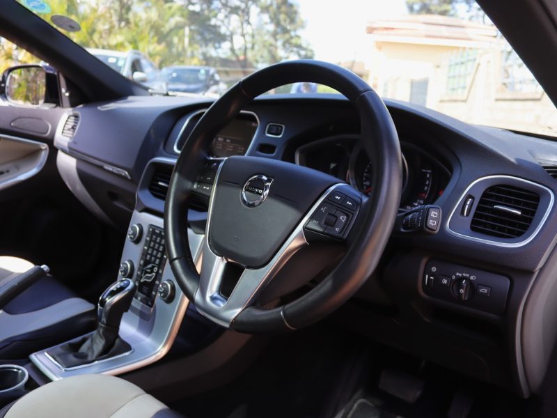 ⚪ 2019 VOLVO V40 CROSS COUNTRY – WHITE | 2000CC DIESEL • AWD-INSPIRED TOUGHNESS • PREMIUM SCANDINAVIAN HATCHBACK